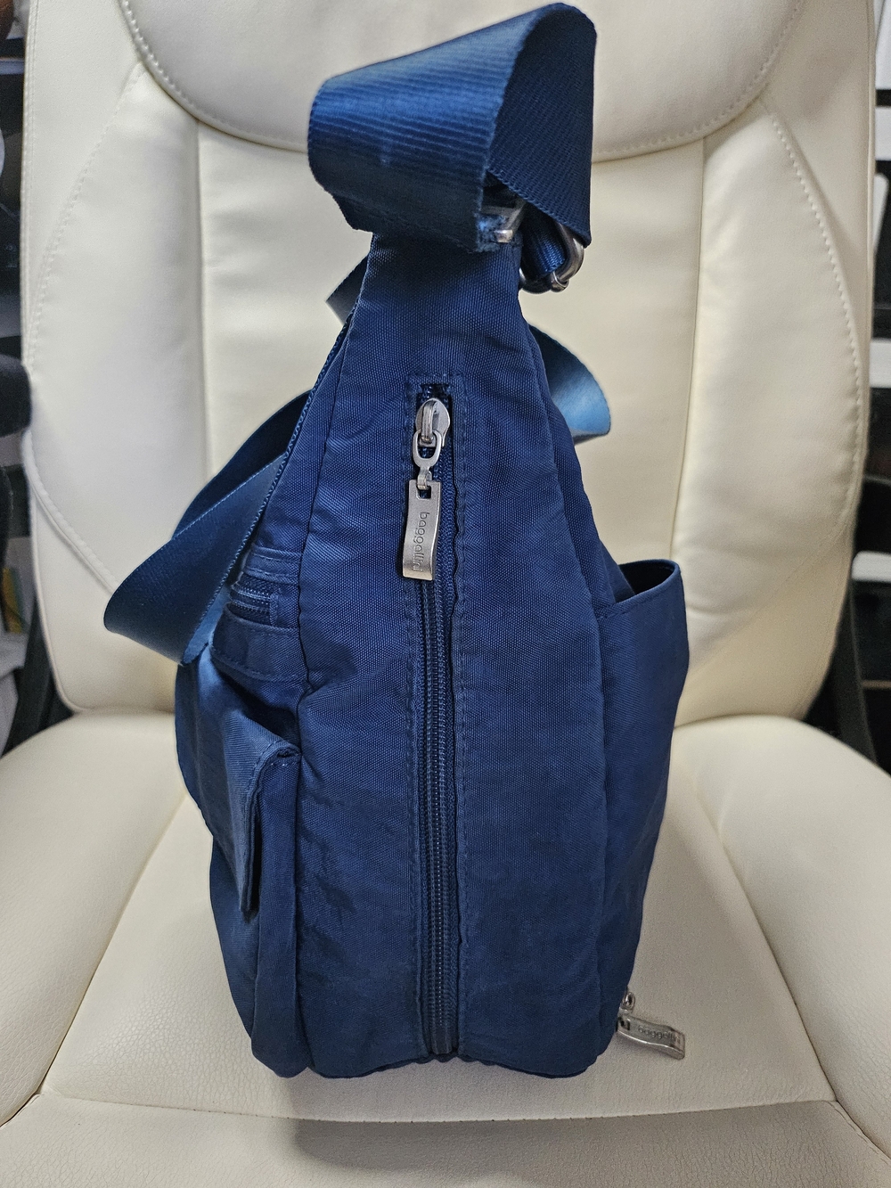 Baggallini Deep Blue Crossbody with Matching Wristlet - Picture 3 of 16